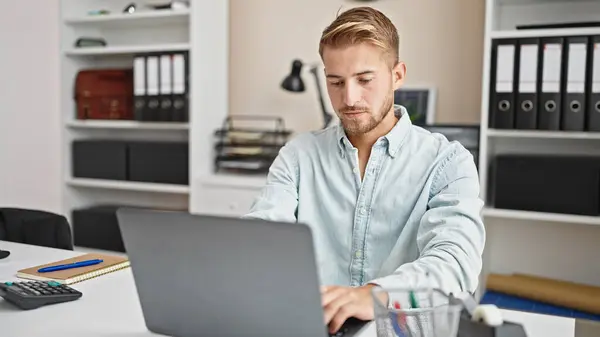 Junge Kaukasische Mann Geschäftsmann Mit Laptop Arbeiten Büro — Stockfoto