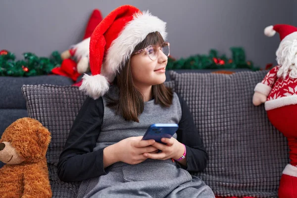 Urocza Latynoska Dziewczyna Świątecznym Kapeluszu Pomocą Smartfona Domu — Zdjęcie stockowe