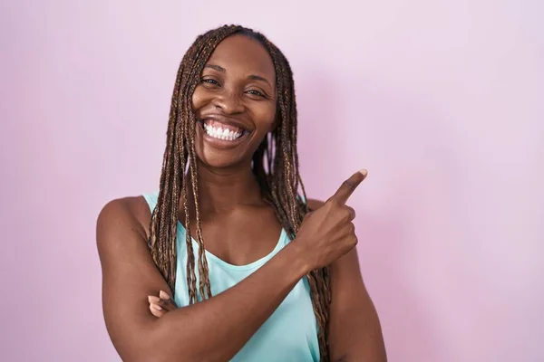 Африканская Американка Стоит Розовом Фоне Большой Улыбкой Лице Указывая Пальцем — стоковое фото
