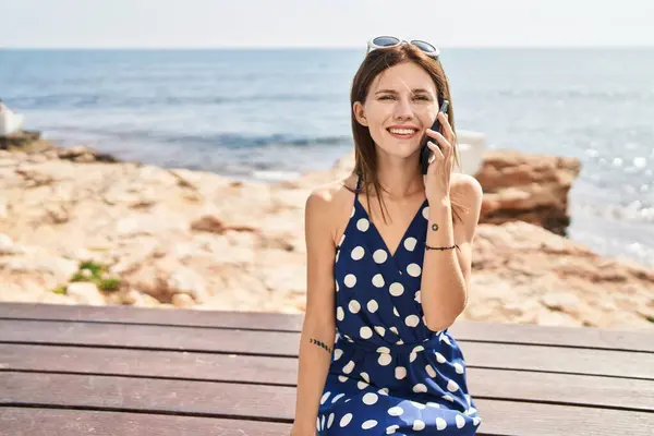 Jeune Femme Blonde Touriste Parler Sur Smartphone Assis Sur Banc — Photo