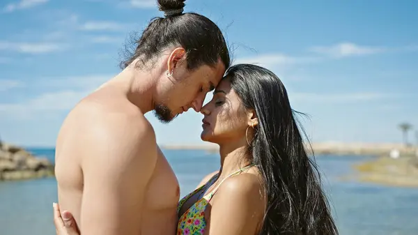 Kadın Erkek Turist Kumsalda Birbirlerine Sarılıyorlar — Stok fotoğraf
