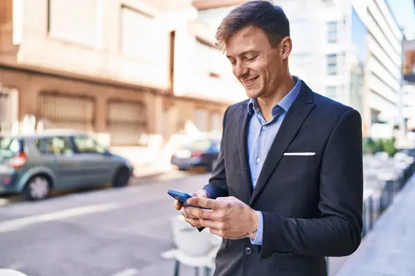 Young Man Business Worker Smiling Confident Using Smartphone Street — Stockfoto