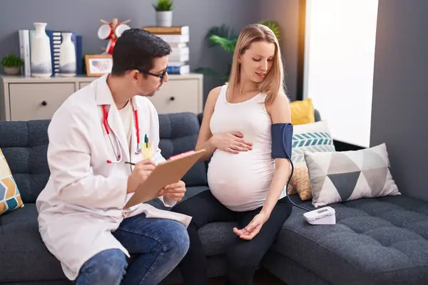 Man Woman Doctor Pregnant Patient Having Medical Consultation Using Tensiometer — Stock Photo, Image