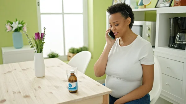 Mladá Těhotná Žena Lékařskou Telefonickou Konzultaci Sedí Stole Jídelně — Stock fotografie