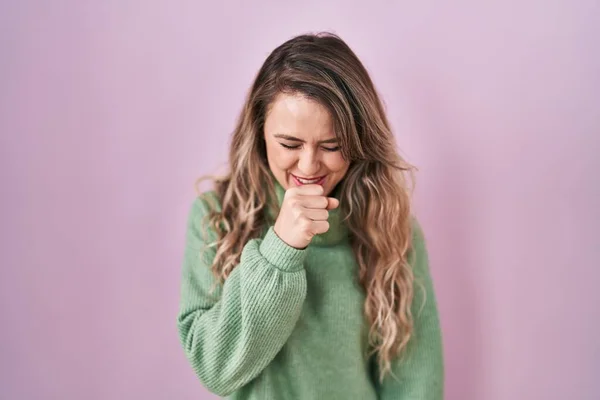 站在粉色背景上的年轻高加索女人感觉不适 咳嗽是感冒或支气管炎的症状 保健概念 — 图库照片