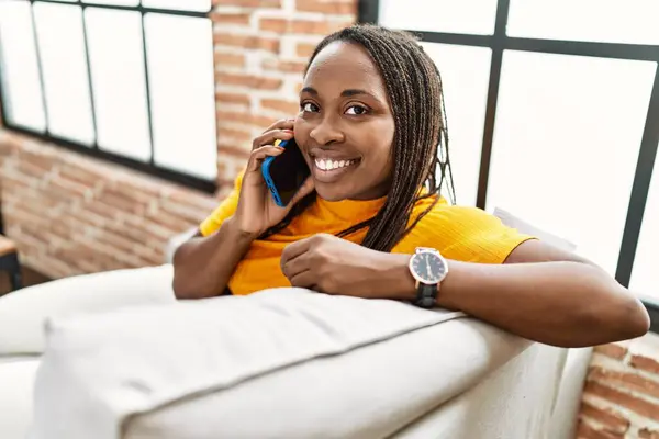 Αφροαμερικανή Γυναίκα Που Μιλάει Στο Smartphone Κάθεται Στον Καναπέ Στο — Φωτογραφία Αρχείου