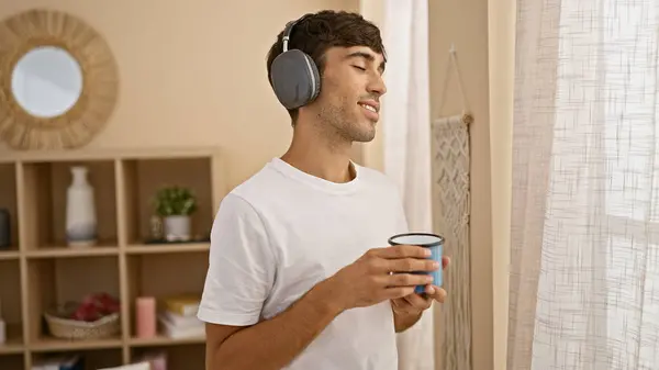 Genç Spanyol Adam Müzik Dinliyor Evde Kahve Içiyor Dans Ediyor — Stok fotoğraf