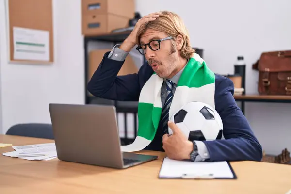Ofiste Çalışan Bıyıklı Futbol Takımını Destekleyen Beyaz Bir Adam Kafası — Stok fotoğraf