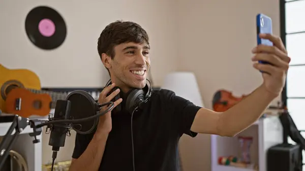 Aantrekkelijke Jonge Spaanse Man Een Professionele Muzikant Glimlachend Terwijl Hij — Stockfoto