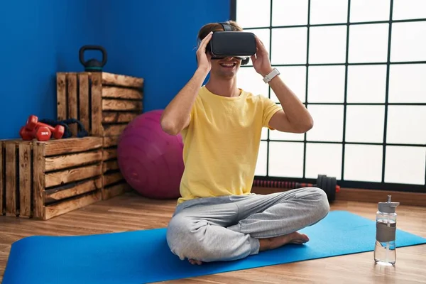 Joven Hombre Caucásico Sentado Suelo Usando Gafas Realidad Virtual Centro — Foto de Stock
