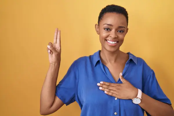 African American Woman Standing Yellow Background Smiling Swearing Hand Chest — Stock Photo, Image