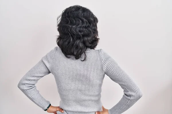 Hispanic Woman Dark Hair Standing Isolated Background Standing Backwards Looking — Stock Photo, Image