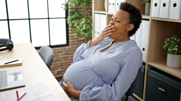 Junge Schwangere Geschäftsfrau Sitzt Müde Auf Tisch Und Gähnt Büro — Stockfoto