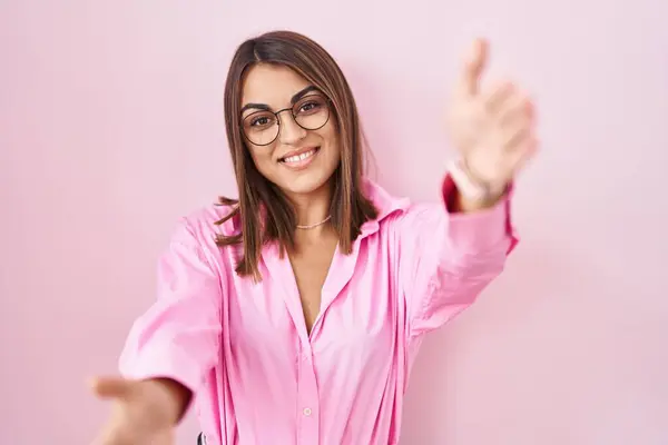 Young Hispanic Woman Wearing Glasses Standing Pink Background Looking Camera — Stock Photo, Image