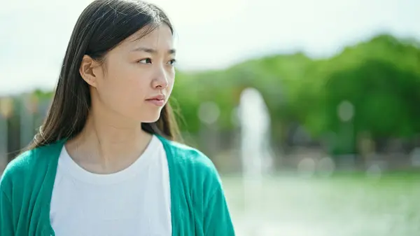 Jovem Chinesa Olhando Para Lado Com Expressão Séria Parque — Fotografia de Stock