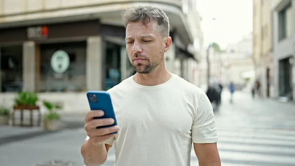 Joven Usando Smartphone Con Expresión Seria Calle — Foto de Stock