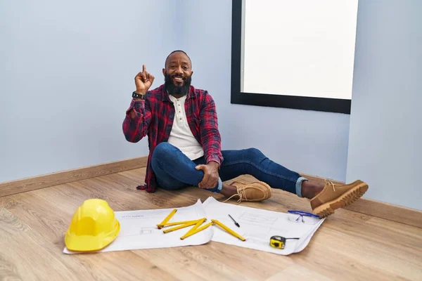 Afrikanischer Mann Sitzt Neuen Zuhause Auf Dem Boden Und Betrachtet — Stockfoto