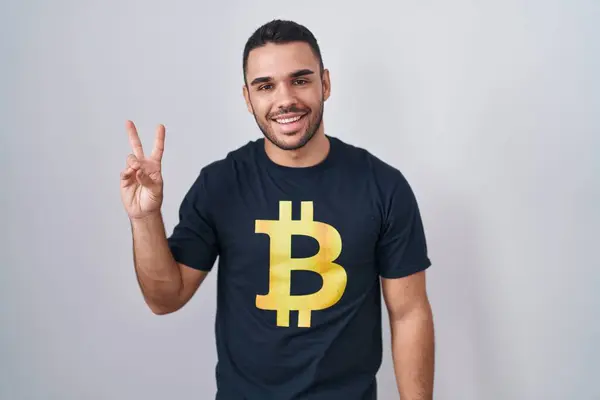 Joven Hombre Hispano Con Camiseta Bitcoin Sonriendo Con Cara Feliz —  Fotos de Stock