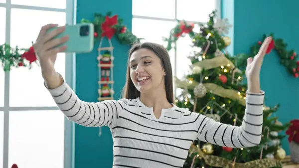 Jeune Belle Femme Hispanique Faisant Appel Vidéo Saluant Noël Maison — Photo