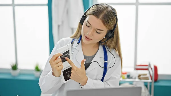 Young Blonde Woman Doctor Video Call Showing Baby Ultrasound Clinic — Stock Photo, Image