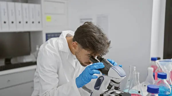 Científico Árabe Joven Usando Microscopio Laboratorio —  Fotos de Stock