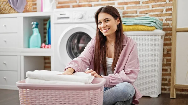 Ung Vacker Latinamerikansk Kvinna Ler Säker Röra Vikta Handdukar Tvättstuga — Stockfoto