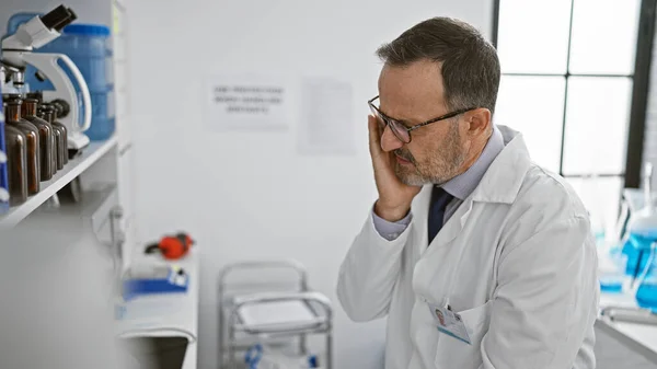Serious Hispanic Scientist Lab Suffering Headache While Working Mid Life — Stock Photo, Image