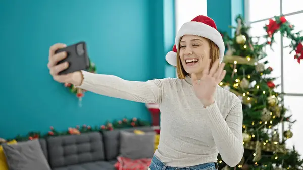 Νεαρή Ξανθιά Γυναίκα Κάνει Βιντεοκλήση Χαιρετώντας Γιορτάζοντας Χριστούγεννα Στο Σπίτι — Φωτογραφία Αρχείου