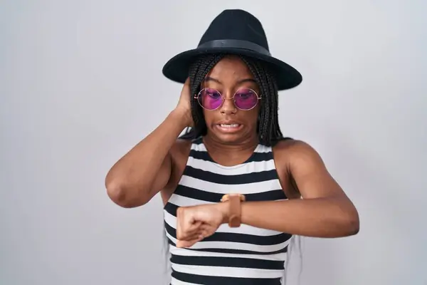 Joven Afroamericano Con Trenzas Con Sombrero Gafas Sol Mirando Tiempo —  Fotos de Stock