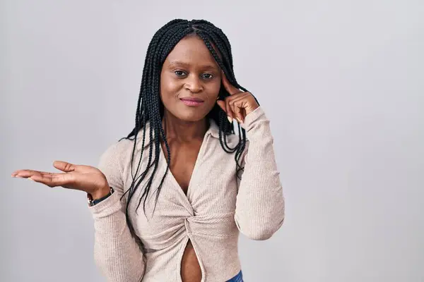 Afrikaanse Vrouw Met Vlechten Staan Witte Achtergrond Verward Geïrriteerd Met — Stockfoto