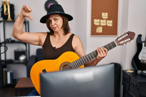 Middle Age Hispanic Woman Playing Classic Guitar Music Studio Angry — Stock Photo, Image
