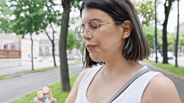 Jonge Mooie Spaanse Vrouw Staat Drinkwater Drinken Het Park Wenen — Stockfoto