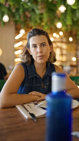Молодая Красивая Латиноамериканка Серьезно Смотрит Камеру Сидящую Столе Ресторане — стоковое фото