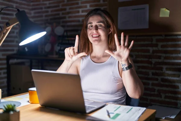 Brunette Woman Working Office Night Showing Pointing Fingers Number Seven — Stock Photo, Image