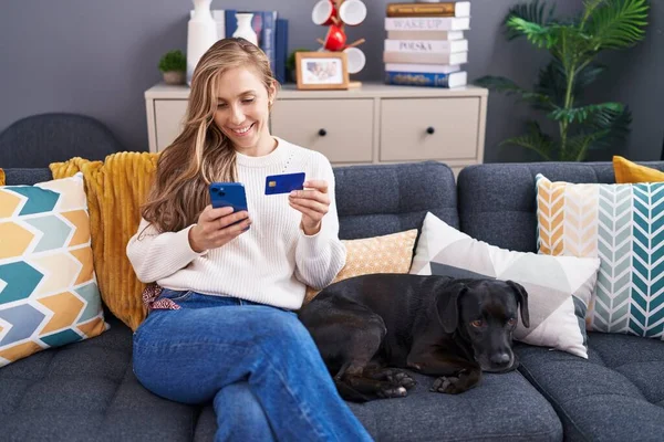 Ung Blond Kvinna Med Smartphone Och Kreditkort Sitter Soffan Med — Stockfoto