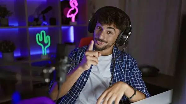 Jovem Árabe Homem Sorrindo Streamer Falando Durante Noite Chamada Vídeo — Fotografia de Stock