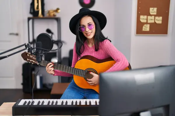 Joven Mujer Caucásica Músico Sonriendo Confiado Tocando Guitarra Clásica Estudio —  Fotos de Stock