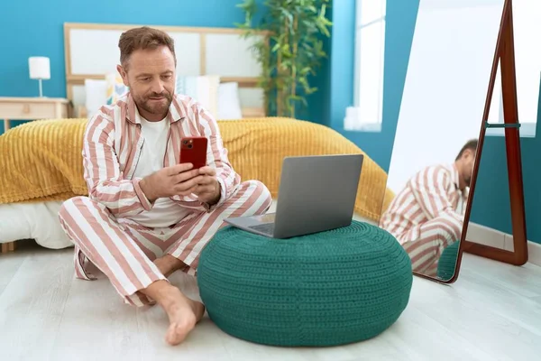 Middle Age Man Using Smartphone Laptop Sitting Floor Bedroom — Stock Photo, Image