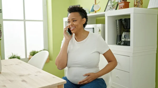 Junge Schwangere Spricht Auf Smartphone Tisch Esszimmer — Stockfoto