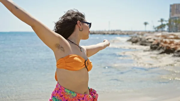 Νεαρή Όμορφη Ισπανίδα Τουρίστρια Τεντώνει Χέρια Στην Παραλία — Φωτογραφία Αρχείου