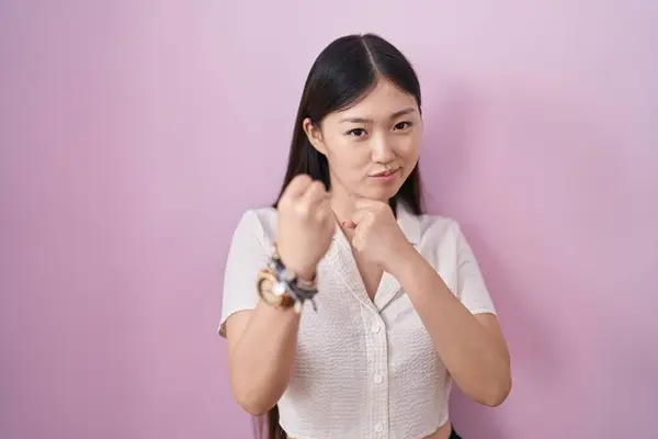 Chinese Young Woman Standing Pink Background Ready Fight Fist Defense — Stock Photo, Image
