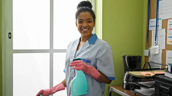 Ofisteki Afro Amerikalı Kadın Profesyonel Temizlik Penceresi — Stok fotoğraf