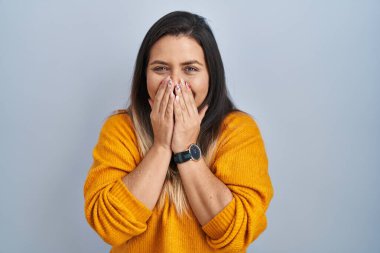 Soyutlanmış arka planda duran genç İspanyol kadın gülüyor ve utanıyor kıkır kıkır kıkır kıkır kıkır gülüyor elleri, dedikoduları ve skandalları anlatıyor. 