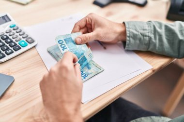 Genç bir iş adamı Brezilya 'da gerçek banknotları sayıyor.