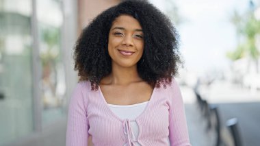 Sokakta kendine güvenen Afrikalı Amerikalı kadın gülümsüyor