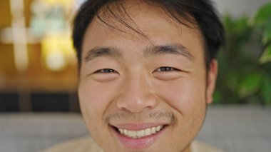  Evde kanepede otururken kendine güvenen.