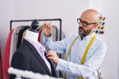 Terzide çalışan kel bir terzi.