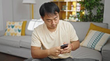  akıllı telefon kullanarak evdeki kanepede oturarak