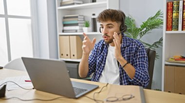 Genç Arap işadamı ofis videosu sırasında agresif bir şekilde tartışıyor, işyerinde mutsuz bir patron.