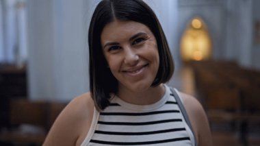 Viyana 'daki Augustinian Kilisesi' nde kiliseyi ziyaret eden güzel İspanyol bir kadın.